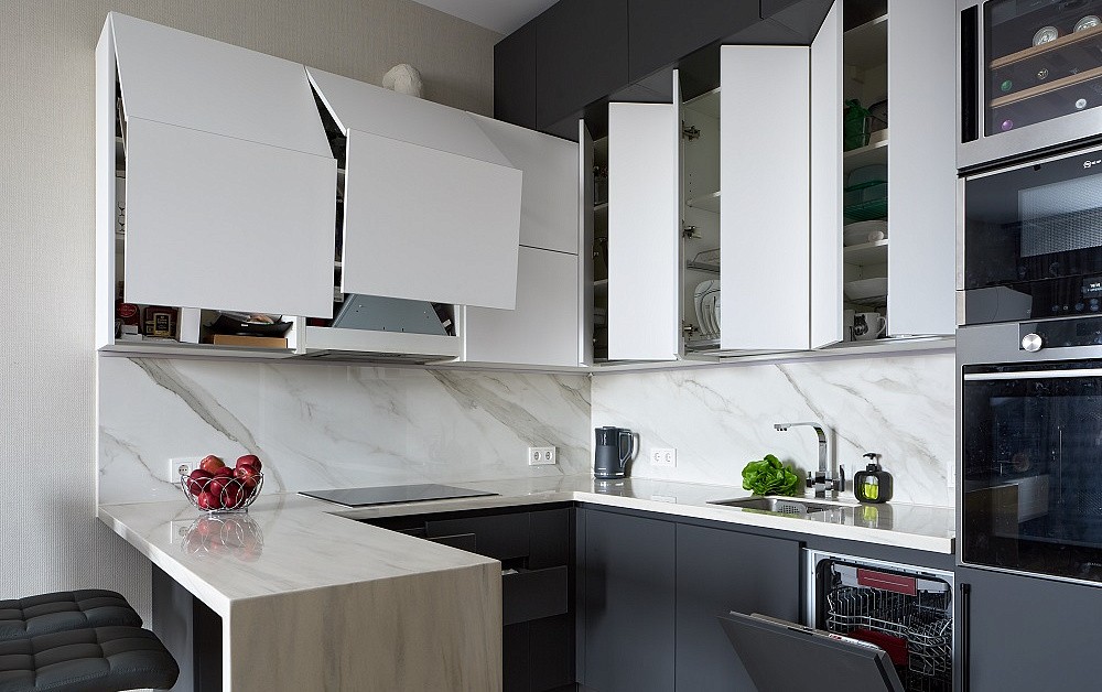 Вечная классика: бело-серая П-образная кухня