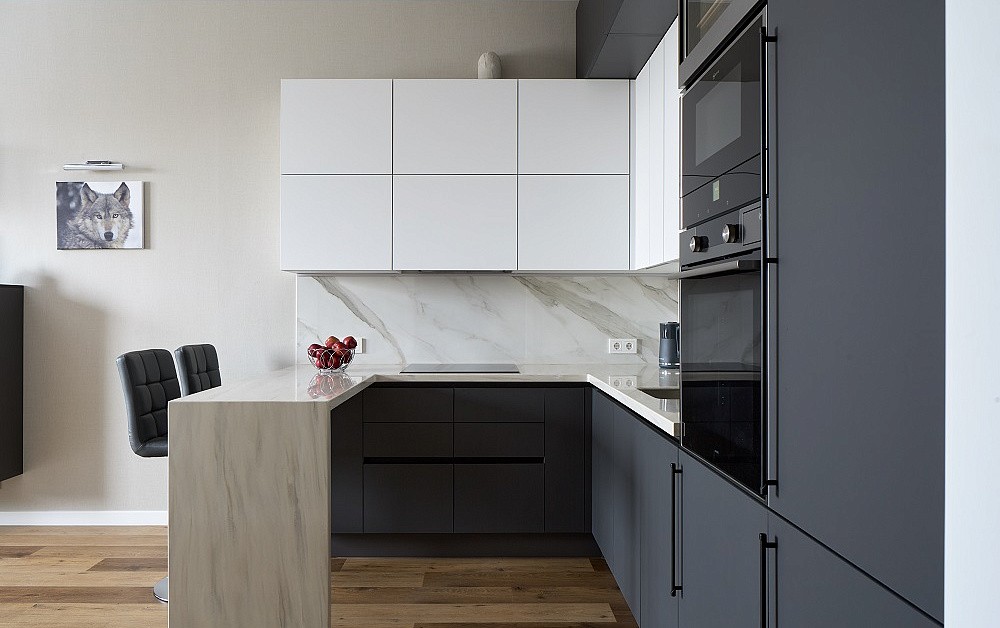 Вечная классика: бело-серая П-образная кухня