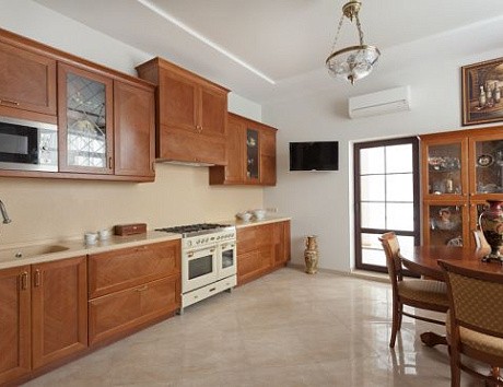 Кухни из массива дерева