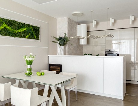 Светлая кухня в Мурманске