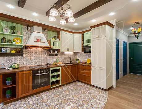 Угловые кухни из массива дерева