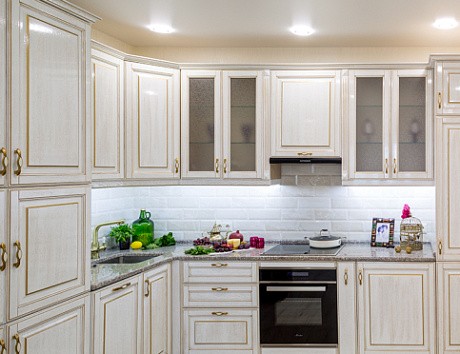 Светлая кухня в Сочи