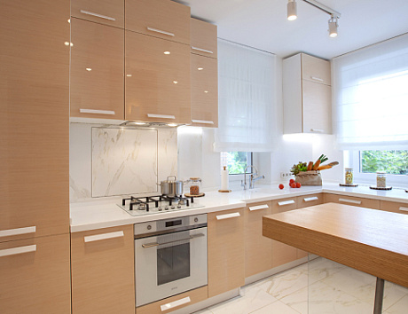 Светлая кухня в Екатеринбурге