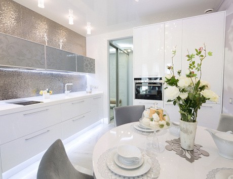 Светлая кухня в Сочи