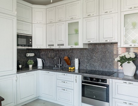 Светлая кухня в Сочи