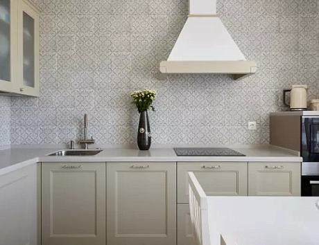 Светлая кухня в Мурманске